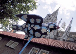 Objektgestaltung: Spatzeninvasion, Kampagne zur Rettung des Ulmer Münsters, Telekomspatz, © Gabriele Stautner, ARTIFOX